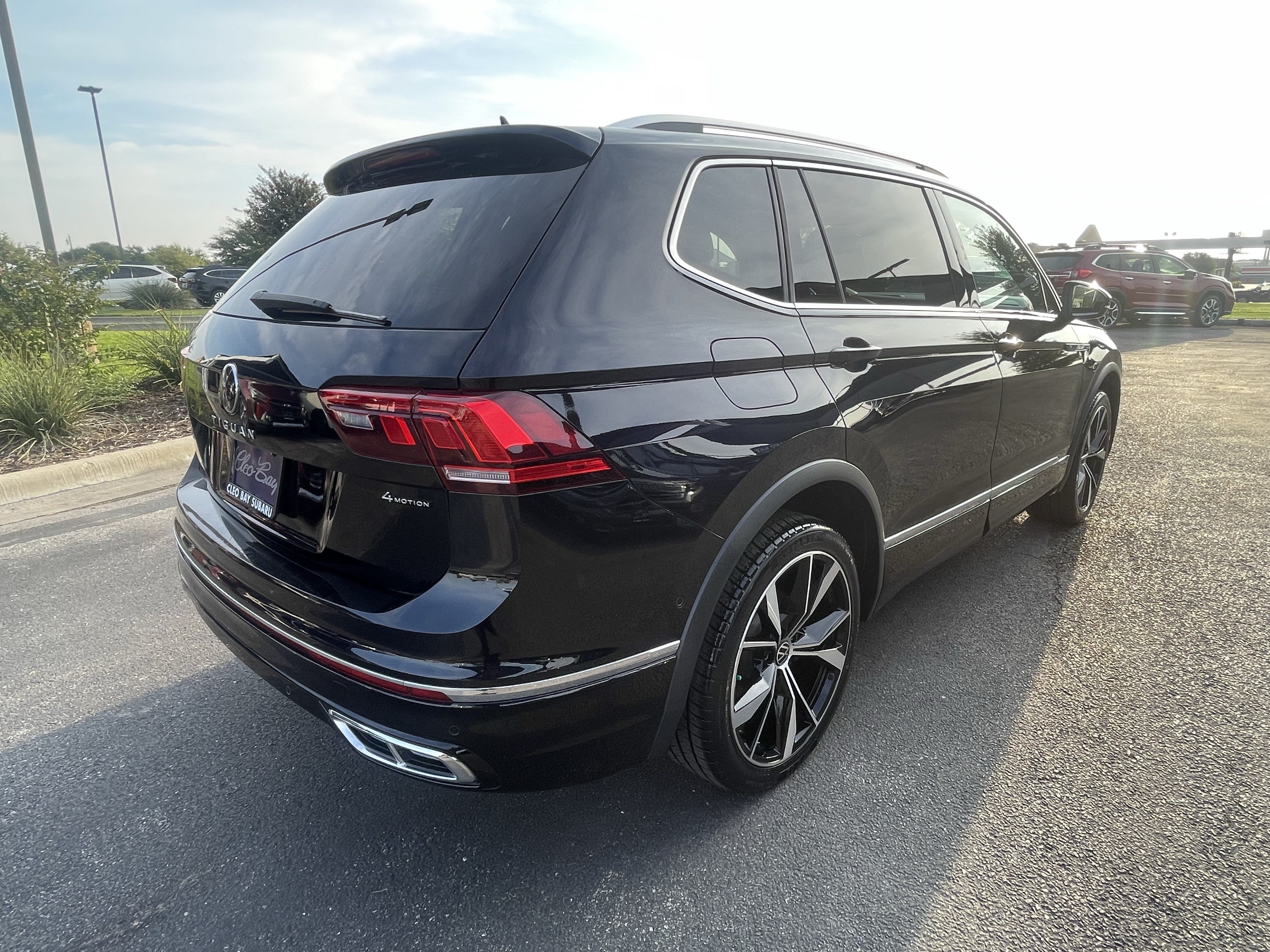 Used 2022 Volkswagen Tiguan SEL R-Line AWD/4WD image 7