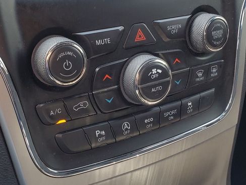 Used 2019 Jeep Grand Cherokee Laredo AWD/4WD image 18