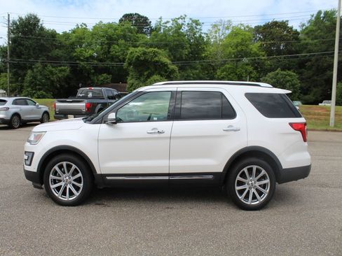 Used 2017 Ford Explorer Limited w/ Equipment Group 301A FWD image 9