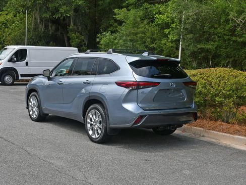 Certified 2021 Toyota Highlander Limited AWD/4WD image 3