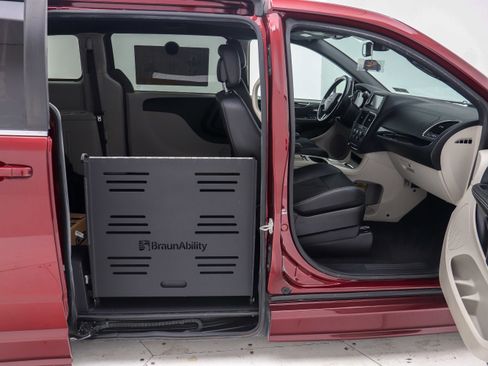 Used 2020 Dodge Grand Caravan SXT FWD image 13