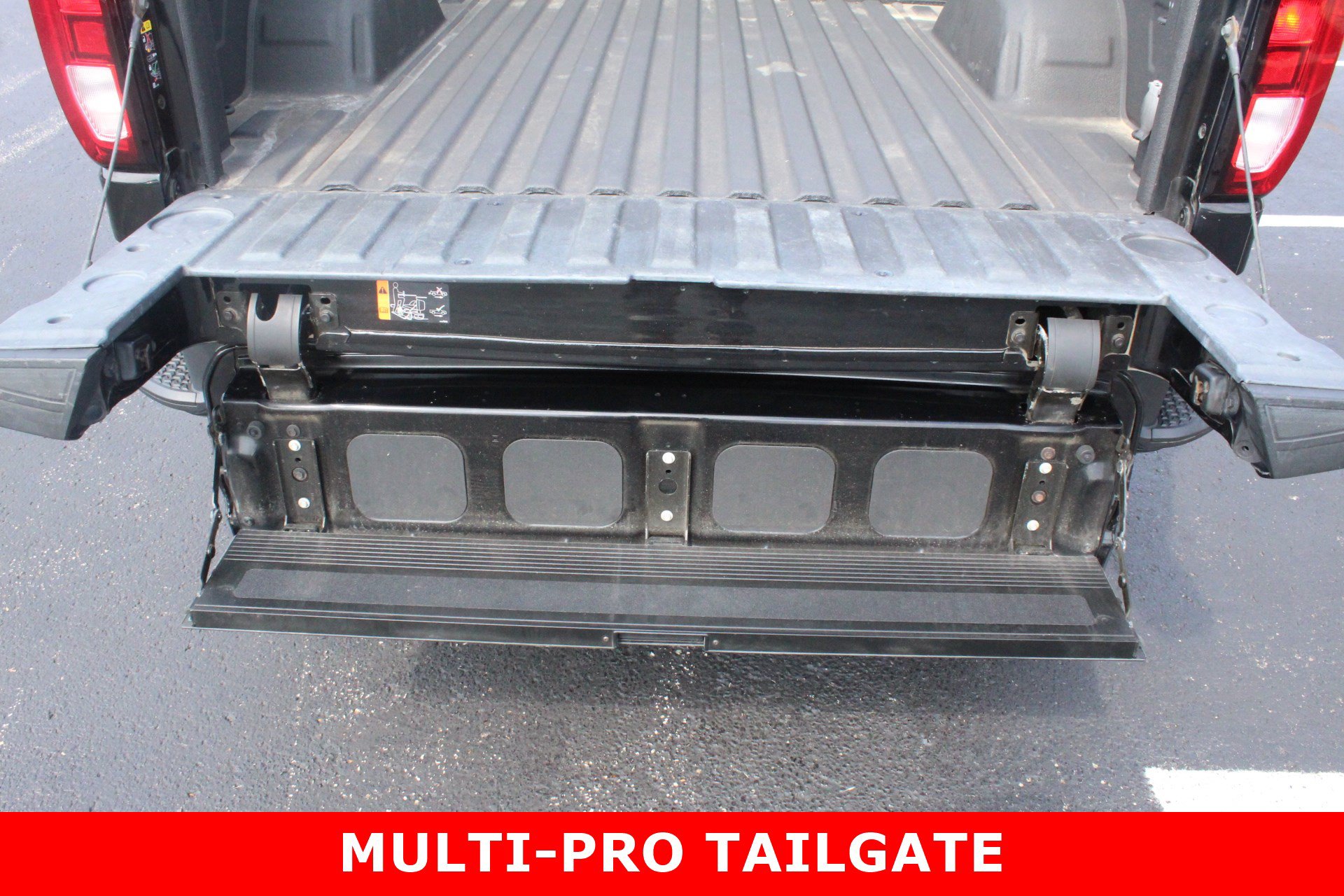 Used 2022 GMC Sierra 1500 Elevation w/ LPO, Elevation Black Package AWD/4WD image 9