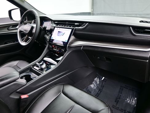 Used 2025 Jeep Grand Cherokee Limited w/ Black Appearance Package image 15