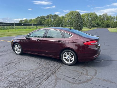 Used 2018 Ford Fusion SE w/ Fusion SE Technology Package FWD image 2