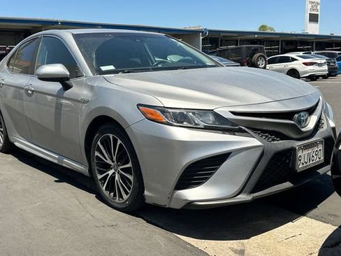 Used 2020 Toyota Camry SE w/ Carpet Mat Package FWD image 2