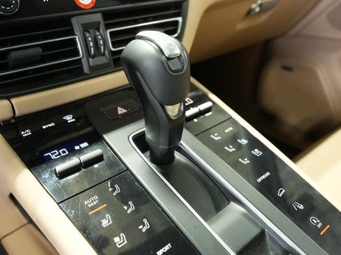 Certified 2022 Porsche Macan AWD/4WD image 24