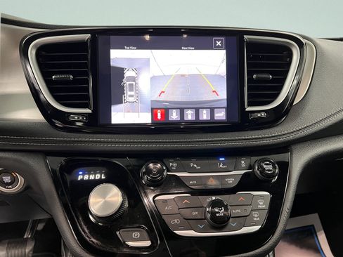 Used 2023 Chrysler Pacifica Limited w/ Uconnect Theater Family Group FWD image 20