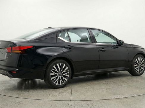 Used 2025 Nissan Altima 2.5 SV FWD image 9