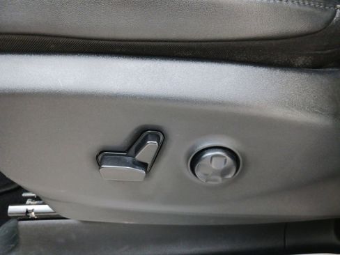 Used 2024 Chrysler Pacifica Touring-L FWD image 24