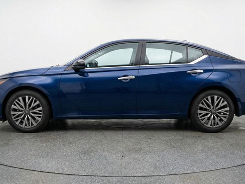 Used 2025 Nissan Altima 2.5 SV image 3