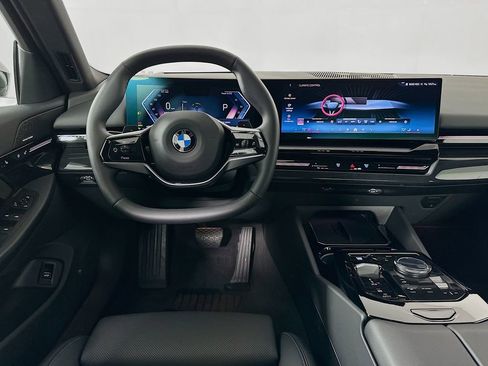 Used 2025 BMW 530i w/ Premium Package image 23