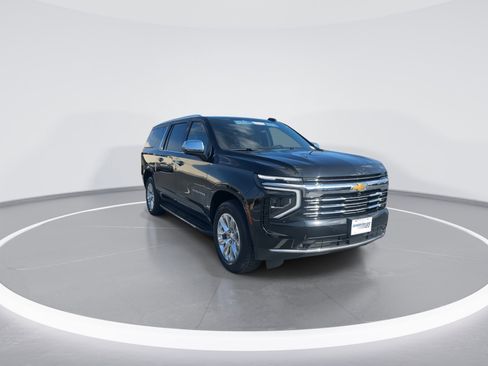 Used 2025 Chevrolet Suburban Premier image 2