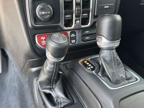 Used 2024 Jeep Wrangler Unlimited Rubicon AWD/4WD image 34