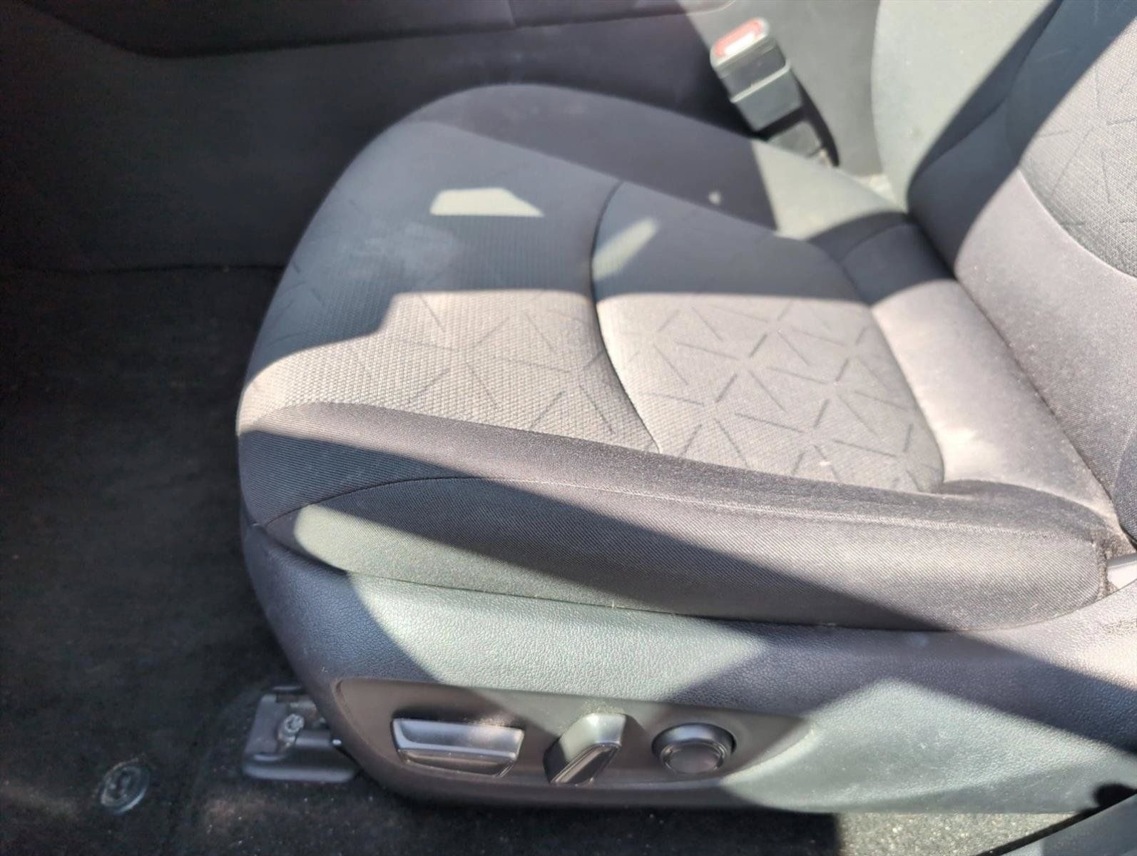 Used 2021 Toyota RAV4 XLE w/ XLE Grade Weather Package AWD/4WD image 10
