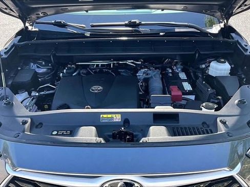 Used 2022 Toyota Highlander XLE AWD/4WD image 34