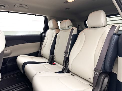 Certified 2025 Kia Carnival EX FWD image 32