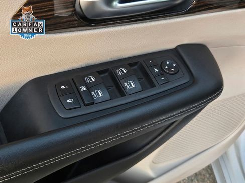 Used 2023 Chrysler Pacifica Limited FWD image 11