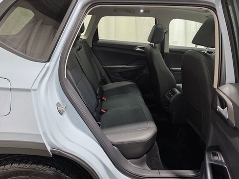Certified 2025 Volkswagen Taos SE image 33