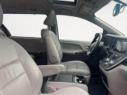 Used 2017 Toyota Sienna XLE w/ XLE Navigation Package image 15