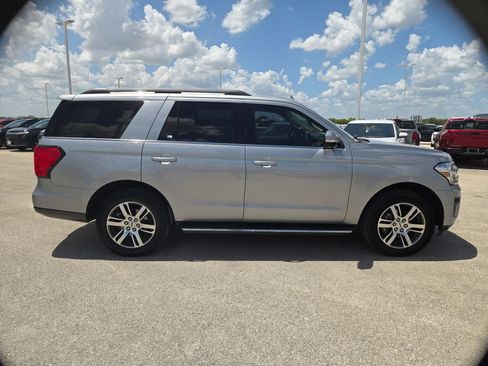 Used 2022 Ford Expedition XLT RWD image 2