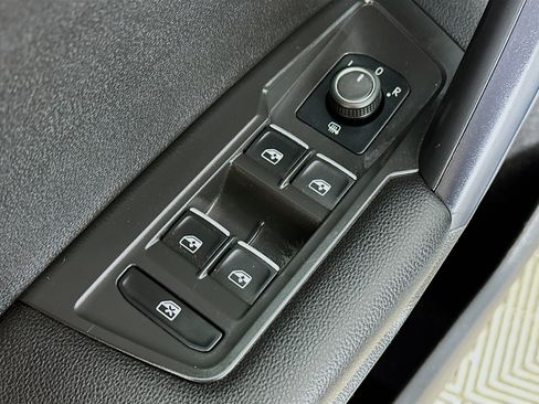 Used 2021 Volkswagen Tiguan SE image 17