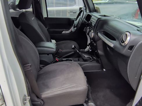 Used 2017 Jeep Wrangler Unlimited Sahara w/ Connectivity Group AWD/4WD image 11