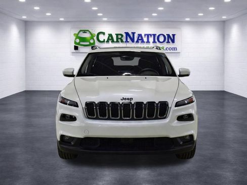 Used 2019 Jeep Cherokee Overland w/ Technology Group AWD/4WD image 2