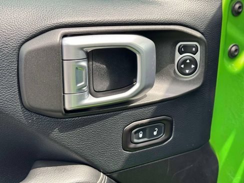 Used 2018 Jeep Wrangler Unlimited Sahara AWD/4WD image 16