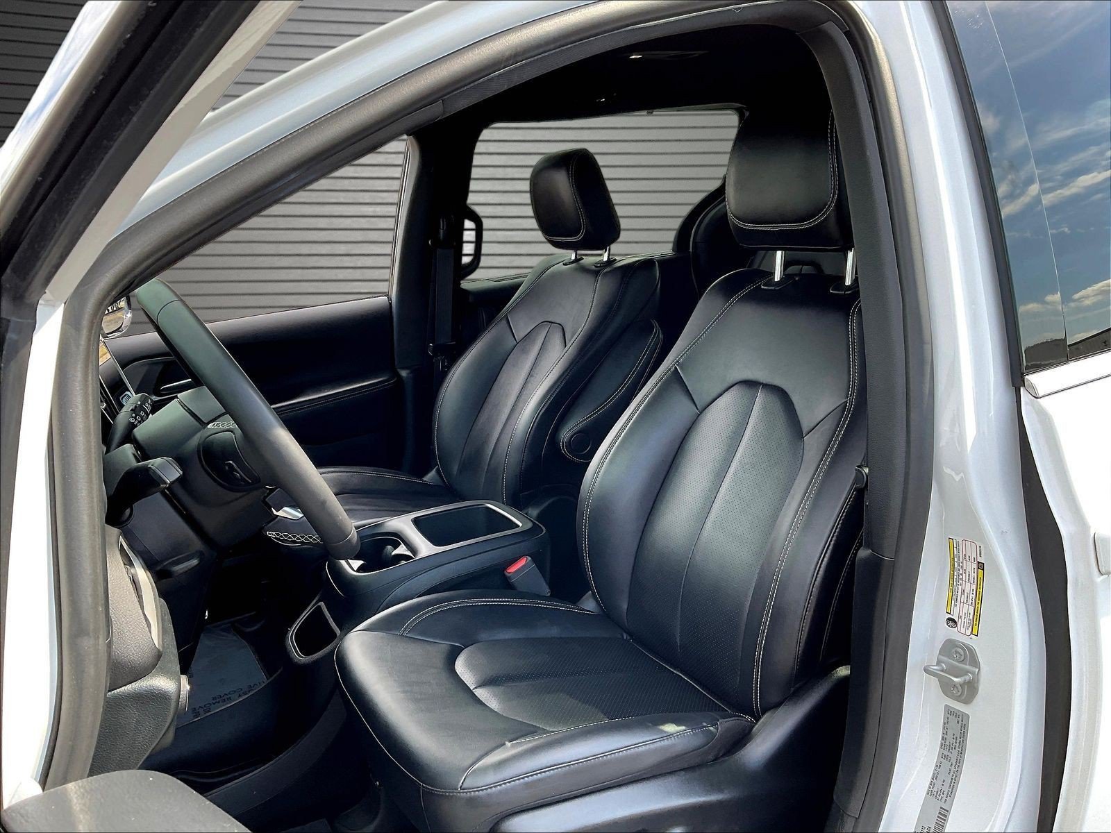 Used 2025 Chrysler Pacifica Select FWD image 19