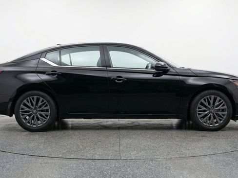 Used 2025 Nissan Altima 2.5 SV FWD image 11