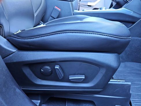 Used 2022 Ford Explorer XLT w/ Equipment Group 202A image 26