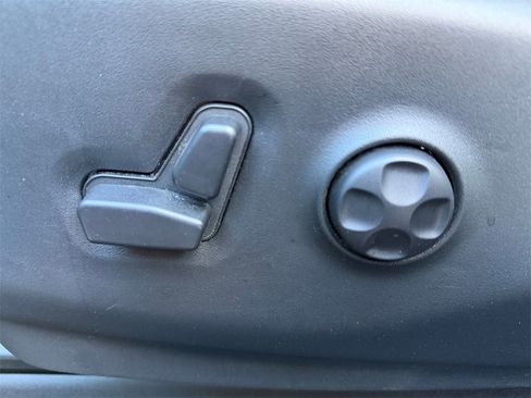 Used 2025 Chrysler Pacifica Select image 13