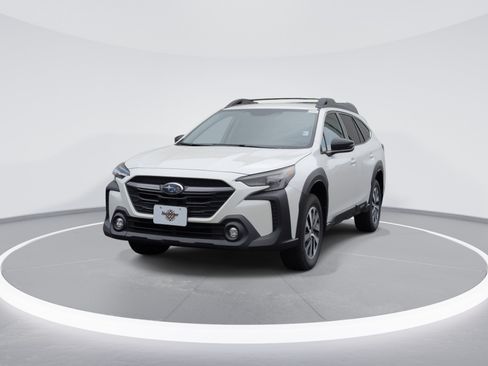 Used 2025 Subaru Outback Premium AWD/4WD image 3