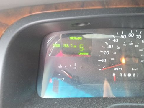 Used 1999 Lincoln Town Car Cartier RWD image 9
