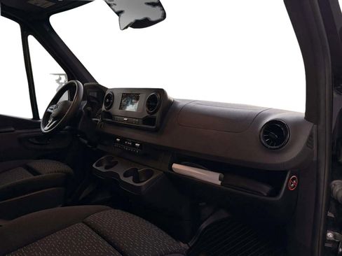 Used 2019 Mercedes-Benz Sprinter 2500 image 12