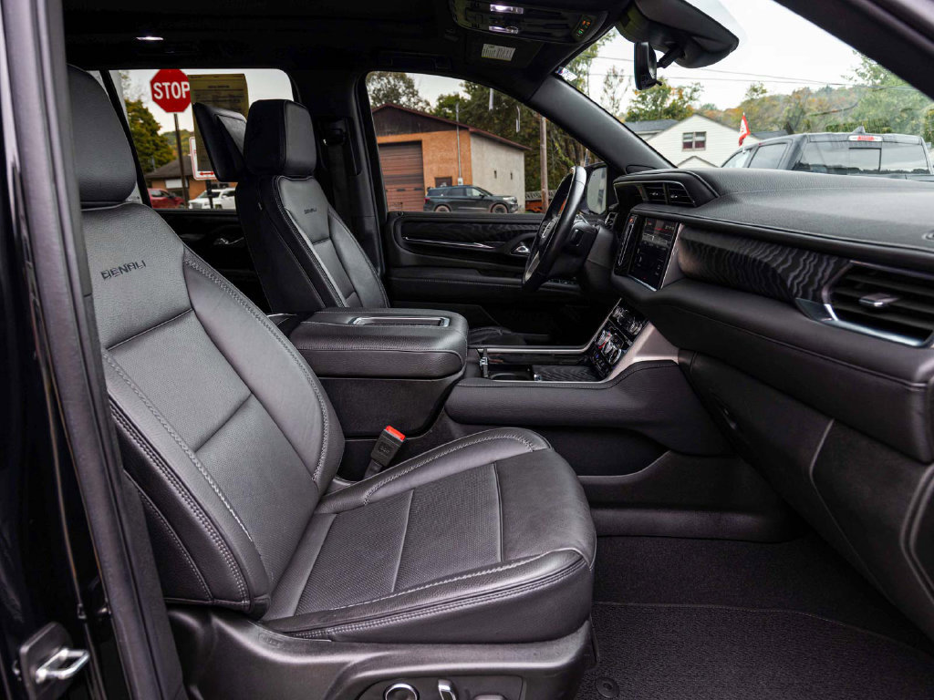 Used 2024 GMC Yukon Denali w/ Advanced Technology Package AWD/4WD image 32