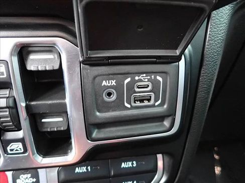 Used 2022 Jeep Gladiator Rubicon w/ Cold Weather Group AWD/4WD image 18
