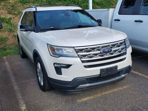 Used 2018 Ford Explorer XLT w/ Equipment Group 202A AWD/4WD image 2
