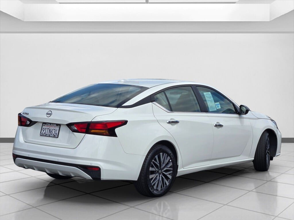 Used 2025 Nissan Altima 2.5 SV FWD image 5