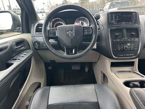Used 2016 Dodge Grand Caravan SXT image 16