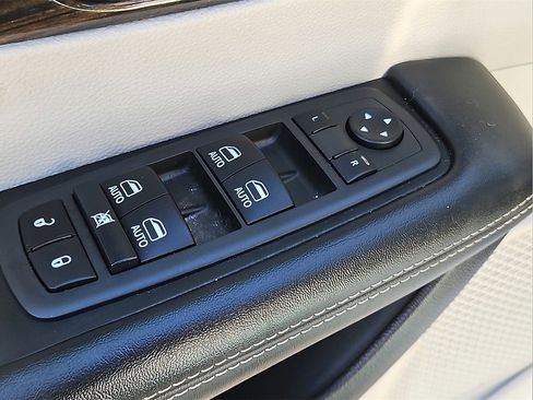 Used 2022 Chrysler Pacifica Limited image 18