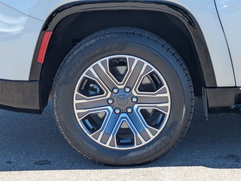 Used 2024 Jeep Wagoneer L Series II w/ Flexible Seating Group image 9