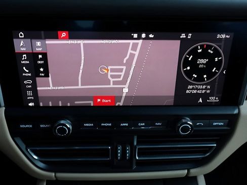 Used 2021 Porsche Macan AWD/4WD image 29