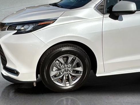 Used 2023 Toyota Sienna XLE w/ XLE Plus Package image 34