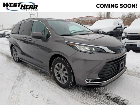 Used 2023 Toyota Sienna XLE image 1