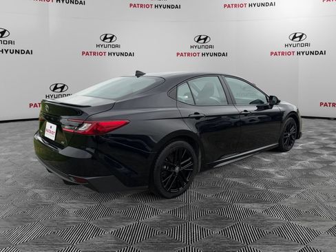 Used 2025 Toyota Camry SE FWD image 3