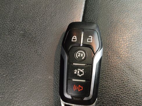 Used 2017 Ford Explorer XLT w/ Equipment Group 202A AWD/4WD image 32
