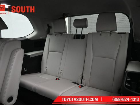 Used 2024 Toyota Grand Highlander AWD image 27