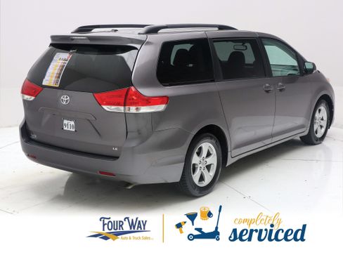 Used 2014 Toyota Sienna LE FWD image 4