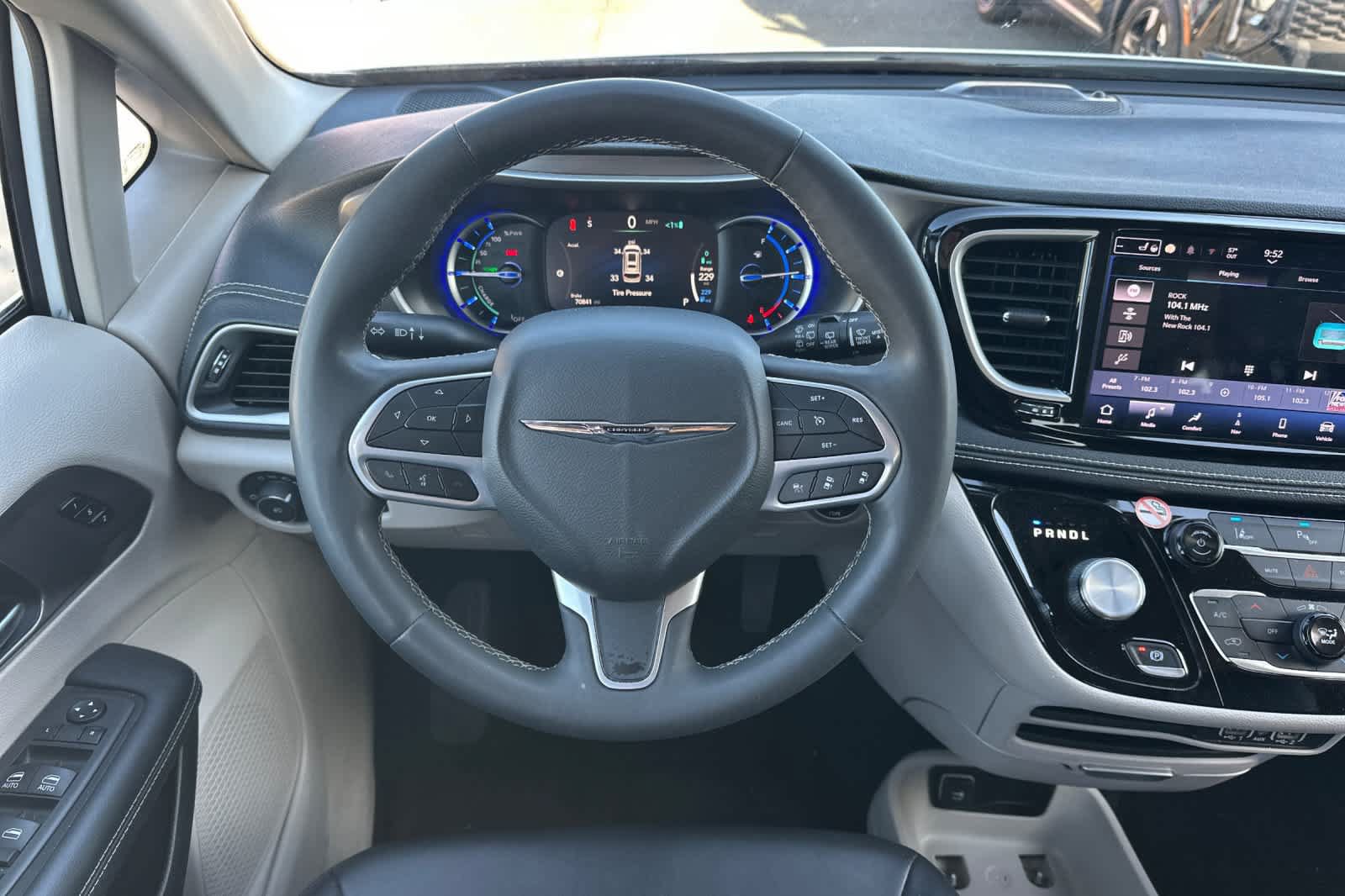 Used 2024 Chrysler Pacifica Limited FWD image 15